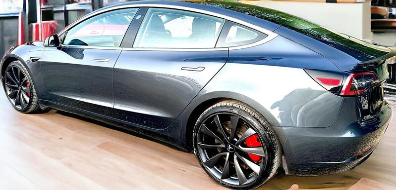 TESLA MODEL 3